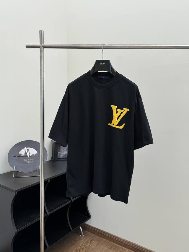 Lv 路易 大v发泡胶印短袖t恤 Size：Xs S M L 春夏最新款logot恤 沉稳内敛低饱和度的咖啡色，相当的低调大气 上身超显白，敲抬气质 胸前字母l