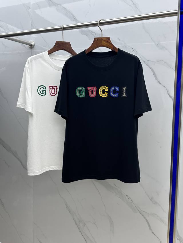 Gucci 2024春夏新款首发专柜最新款短袖圆领t恤 高端订制 设计前卫时尚！品牌字母logo重工艺设计 高端定制纯棉面料.手感柔软.穿着舒适.专柜级别精致车