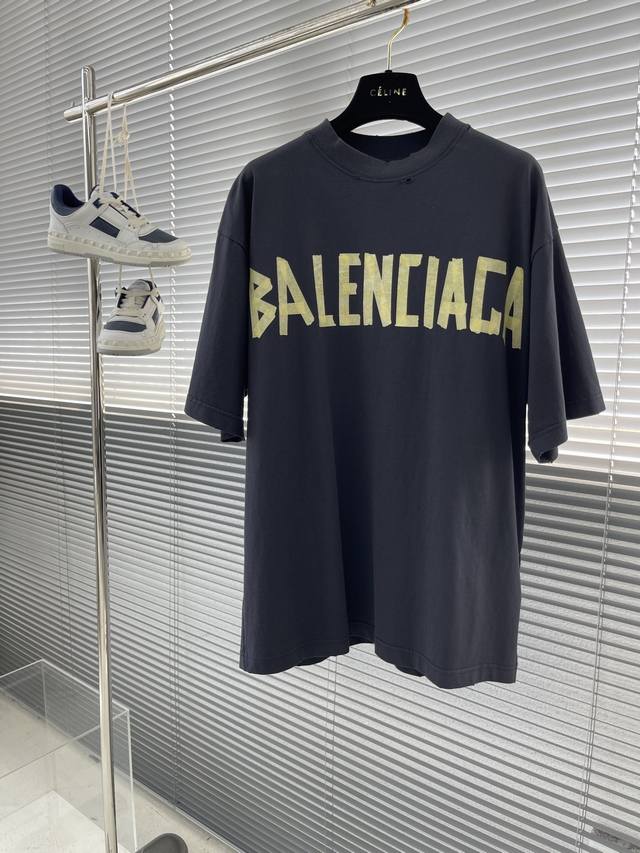 Balenciag 24Ss春夏新款字母印花破坏胶带两面宽松t恤 男女同款 码数：Xs.S.M.L Xs码衣长73 胸围112 肩宽50 S码衣长75 胸围11