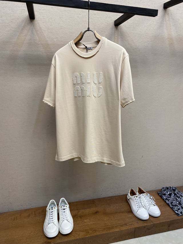 Miu Miu2024Fw 破坏洗水经典logo字母洗水酵磨破坏os宽松版半袖t恤 洗涤方式：反面包裹洗衣袋冷水快速机洗！！不得浸泡 温热水洗涤！ 尺码：S-X