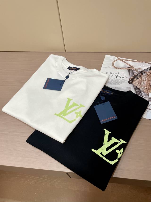 Lv 2024Ss夏装新品 专柜同步 时尚简单廓形短袖t恤 品质的象征 廓形版无论是时尚还是运动休闲都轻松随意。采用超级舒适的意大利进口双股100%欧棉 这种面