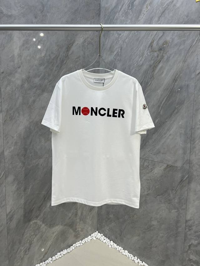 Moncl*Er男装正面饰品牌字母植绒logo网球标识短袖t恤，胸前字母由植绒印花网球标识设计加以经典毡艺刺绣章仔徽标彰显品牌辨识度，极简风格设计中透露出高级百