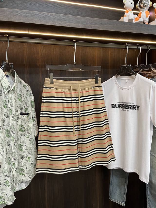 主推 Burberry 巴宝莉 独家专供新款潮男时尚休闲短裤，高端欧版原单裤子，潮流时尚休闲裤子 透气舒适度高，细节无可挑剔，品牌元素设计理念，体现高品质。呈现