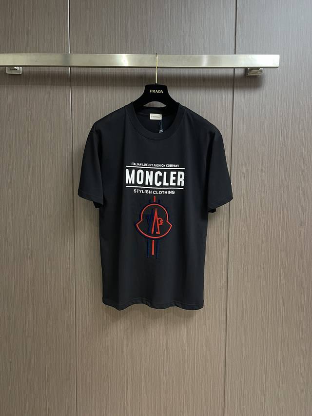 Moncler Logo短袖丝光棉短袖t恤 以其立体字母印花和牙刷毛刺绣logo，展现出品牌的个性魅力。丝光棉材质，使得穿着更加舒适透气，宽松的版型设计，适合各