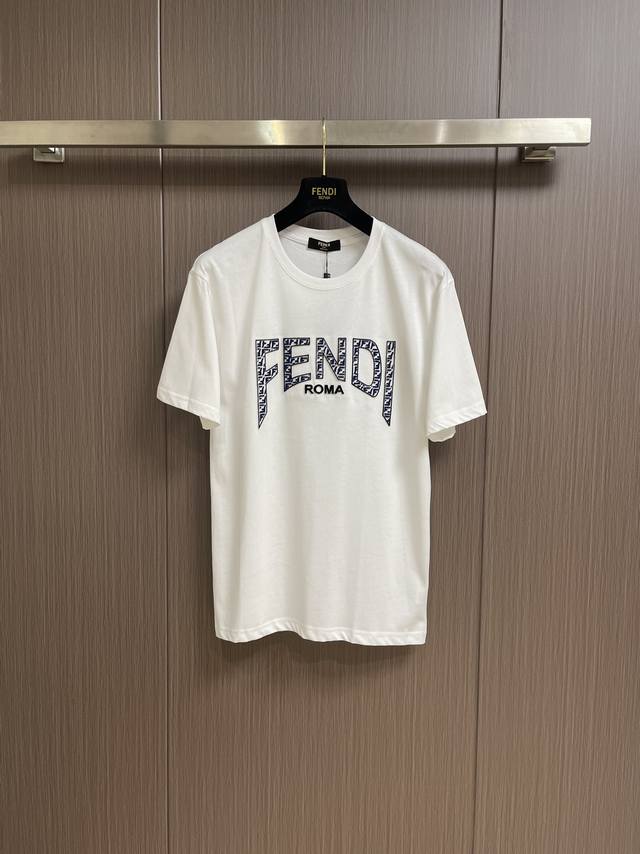 Fendi 2024S最新男士圆领短袖t恤，牙刷绣字母设计．选用230克32支纯棉面料制成 纹理清晰，尽显高端奢华品质；经典圆领设计，简单大方！！双标高规格！！