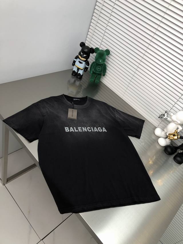 Balenciaga 巴黎 24Ss字母重叠胶印圆领短袖t恤，专柜同步 时尚又个性，胸前字母logo印花 男女同款 都非常合适 人手必备款 男装女穿轻松驾驭 完