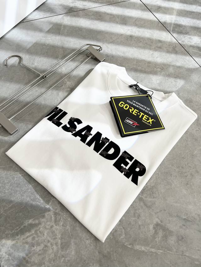 Arcter*X始*祖鸟 联名jil Sander 2024春夏新款男女同款短袖t恤户外品牌可能大家第一想到的就是加拿大鹅、始祖鸟。给人一种标签试的感觉！除了在