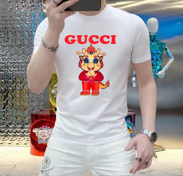 Gucci 2024春夏新品爆款 顶级走秀网红款定制 春夏原单时尚休闲短袖t恤。24Ss春夏潮人网红必备单品，精选进口速干玉蚕丝面料，舒适性与透气性兼优，柔软抗