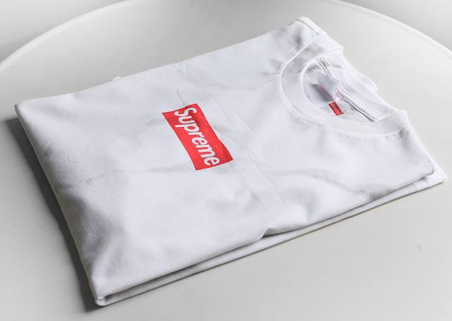 Supreme X Mm6 Maison Margiela 马吉拉24Ss联名 假两件视觉解构 圆领短袖t恤，Supmm6联名系列，最新发售！今年重新回到大众视