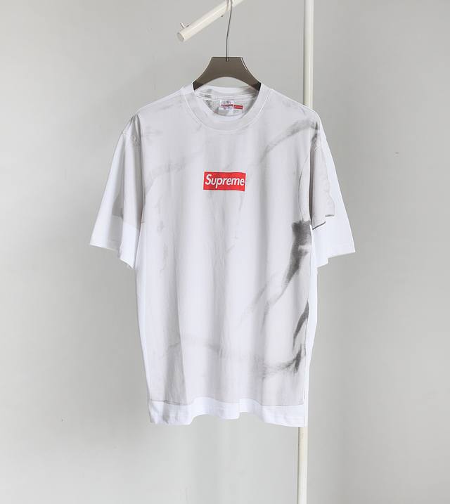 Supreme X Mm6 Maison Margiela 马吉拉24Ss联名 假两件视觉解构 圆领短袖t恤，Supmm6联名系列，最新发售！今年重新回到大众视