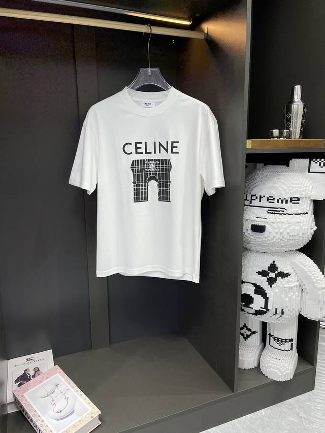 Celine* 2024Ss新款t恤 这款极简主义设计和精美细节于一身。经典的标志性的字母大方气质屹立！270G定制定染太空棉面料，如此时尚高级感！双肩拉锁链底