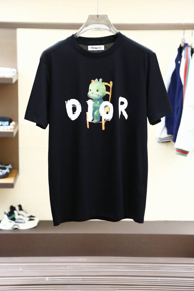 Dior迪奥-2024春夏最新系列，经典时尚设计元素，为全新系列注入满满活力，简约大气，这款t恤衫用心甄选客供进口100%棉面料制成，面料手感亲肤柔软细腻，拥有