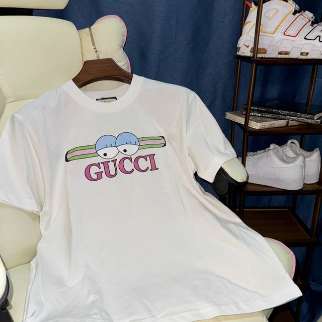 特价 Gucci Gucci卡通眼睛印花短袖 原4,700购买，面料采用15S精棉平纹面料260G；搭配32S双纱螺纹300G。眼睛和织带印花采用渗透水性平网板