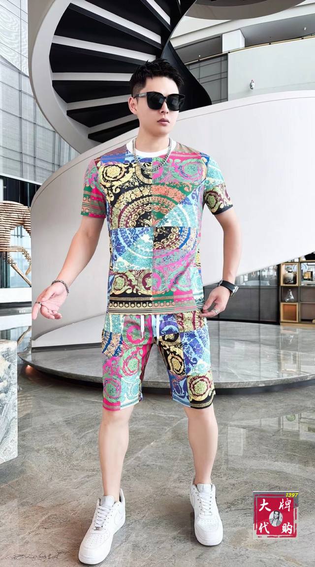 Versace 范思哲 2024Ss夏季新品休闲套装！明星最爱时装味休闲套装 简单大方，官网1：1工艺设计！干净利落剪裁 都市风十足 可供独家顶级定制面料，手感