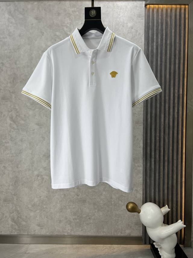 Versace 范思哲 2024Sshk专柜同款同步上新短袖翻领polo，采用订制珠地棉面料，胸前品牌字母采用刺绣工艺构成标志彰显品牌奢华 高端人士必备单品，懂