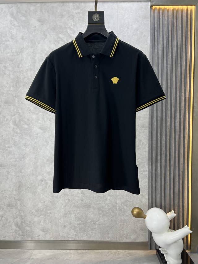 Versace 范思哲 2024Sshk专柜同款同步上新短袖翻领polo，采用订制珠地棉面料，胸前品牌字母采用刺绣工艺构成标志彰显品牌奢华 高端人士必备单品，懂