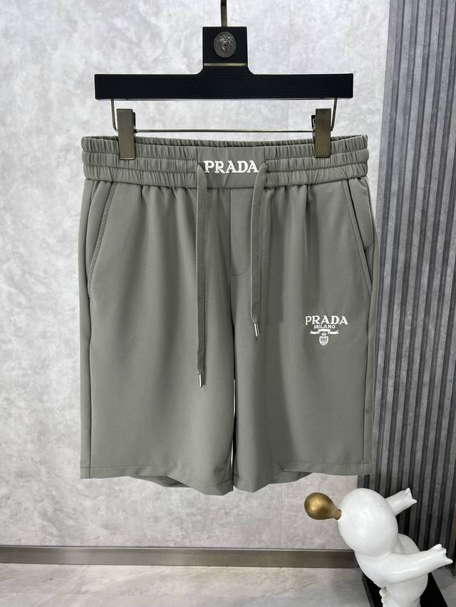 Prada 普拉达 春夏新款休闲短裤 春季新品 原单专柜休闲裤，奢华经典品牌原版logo配饰 专柜热销款 身穿着非常舒适 低调不失奢华 穿出去非常有档次 裤型款