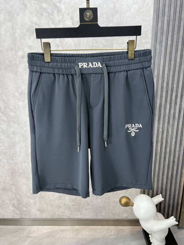 Prada 普拉达 春夏新款休闲短裤 春季新品 原单专柜休闲裤，奢华经典品牌原版logo配饰 专柜热销款 身穿着非常舒适 低调不失奢华 穿出去非常有档次 裤型款