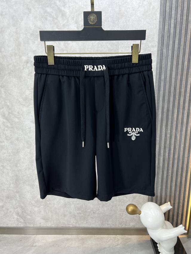 Prada 普拉达 春夏新款休闲短裤 春季新品 原单专柜休闲裤，奢华经典品牌原版logo配饰 专柜热销款 身穿着非常舒适 低调不失奢华 穿出去非常有档次 裤型款