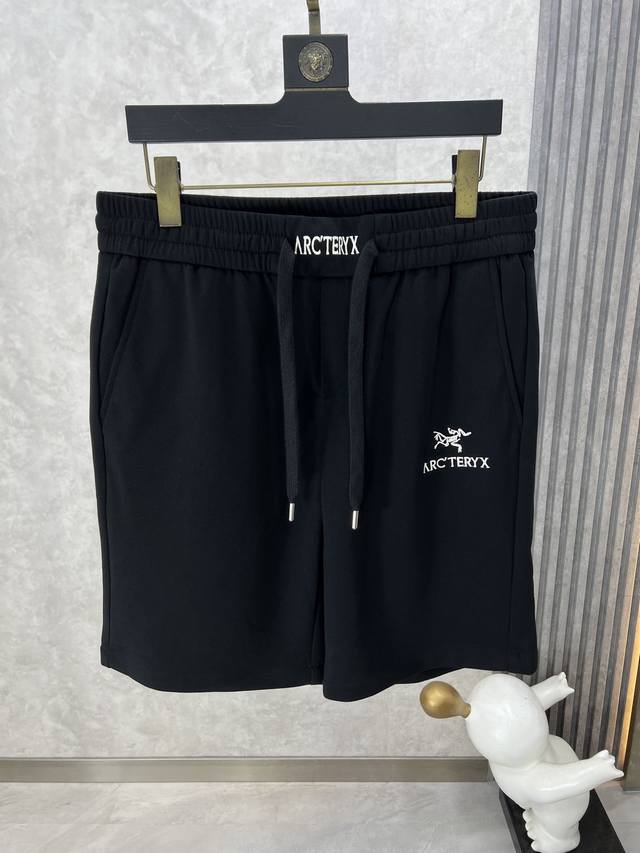 Arcteryx 始祖鸟 春夏新款休闲短裤 春季新品 原单专柜休闲裤，奢华经典品牌原版logo配饰 专柜热销款 身穿着非常舒适 低调不失奢华 穿出去非常有档次