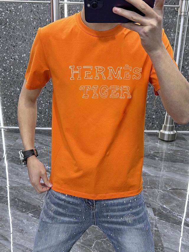 品牌 Hermes 爱马仕 胖子福音 原单男士休闲短袖t恤，2023春夏新品，定制胸前顶级logo 工艺、搭配整件细节 品质及剪裁设计都堪称一流，定制进口丝光棉