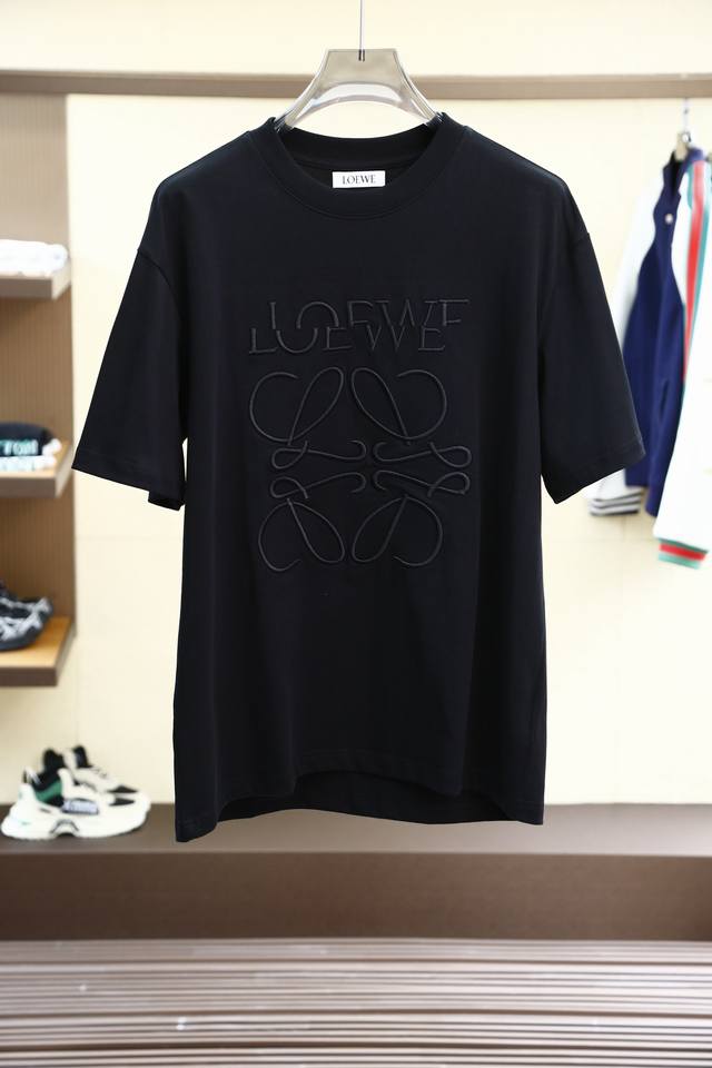 Loewe-罗意威-2024春夏最新系列，经典时尚设计元素，为全新系列注入满满活力，简约大气，这款t恤衫用心甄选客供进口100%棉面料制成，面料手感亲肤柔软细腻