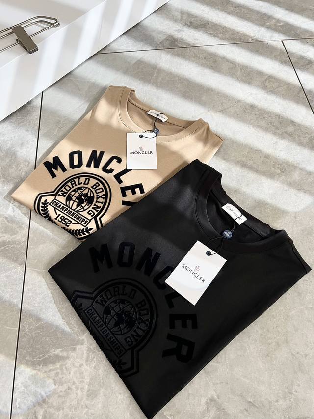 Moncler蒙家 2024春夏男士最新的贸易订单短袖t恤，全品相！！网红款！采用logo图案压绒设计！上身舒适透气，不僵硬，整体有着丰富的立体感，品质出口订单