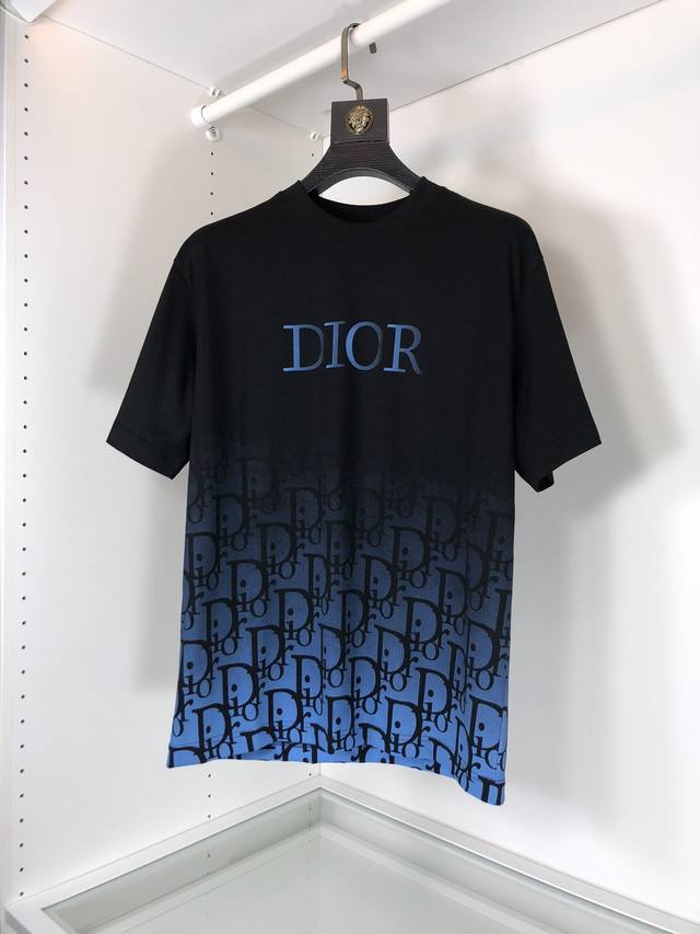 Dior 2024Ss专柜同款圆领短袖t恤 定制面料 面料采用原厂弹力绒面亲肤面料， 高弹力好伸缩，胸前与后背采用品牌logo标志图案 高端人士必备单品，原厂辅