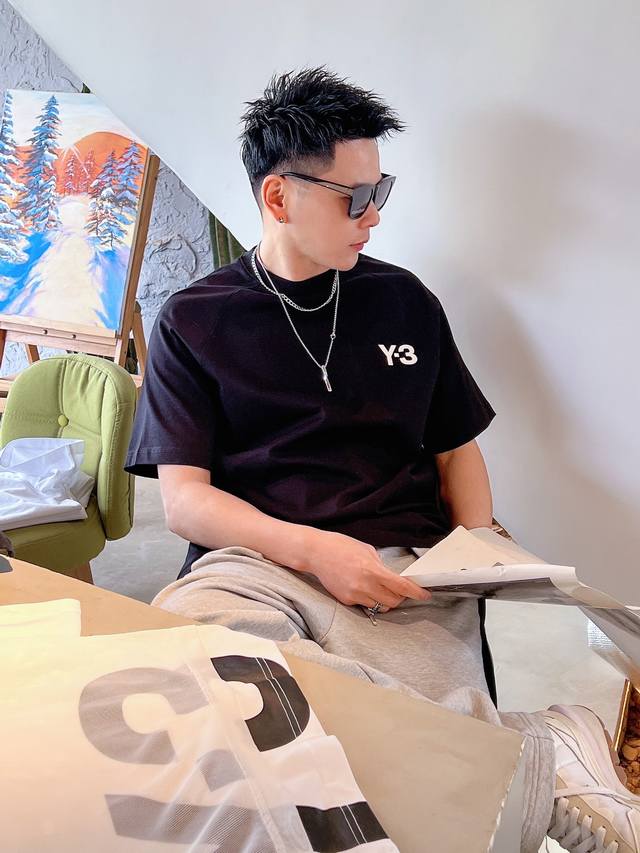 Y-3作为全球时尚品牌 以它独特的风格 创意的剪裁而出圈 擅长利用简约的黑白搭配 营造出不简单的穿搭时尚 下摆拼接铜氨丝材质 结构裁剪 长绒面面料 舒适透气 黑