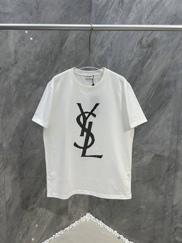 Ysl 圣罗兰新款胸前大字母logo水晶钻饰原谅短袖t恤，正面中央饰有满钻品牌字母水晶镶嵌设计，彰显品牌辨识度，优选特定80支3股100%棉质平纹针织面料制成，