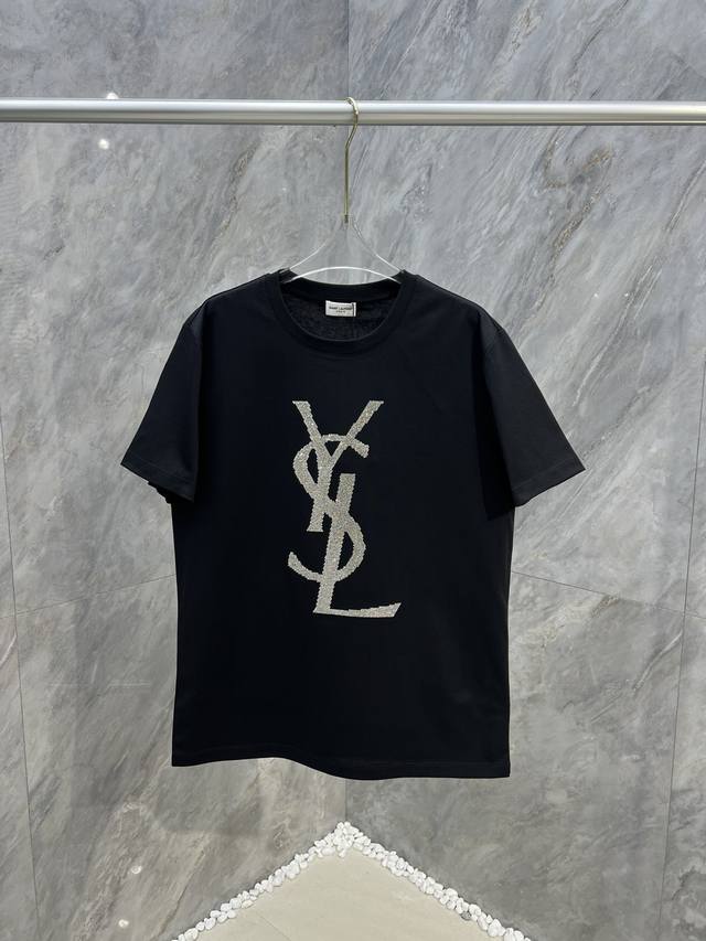 Ysl 圣罗兰新款胸前大字母logo水晶钻饰原谅短袖t恤，正面中央饰有满钻品牌字母水晶镶嵌设计，彰显品牌辨识度，优选特定80支3股100%棉质平纹针织面料制成，