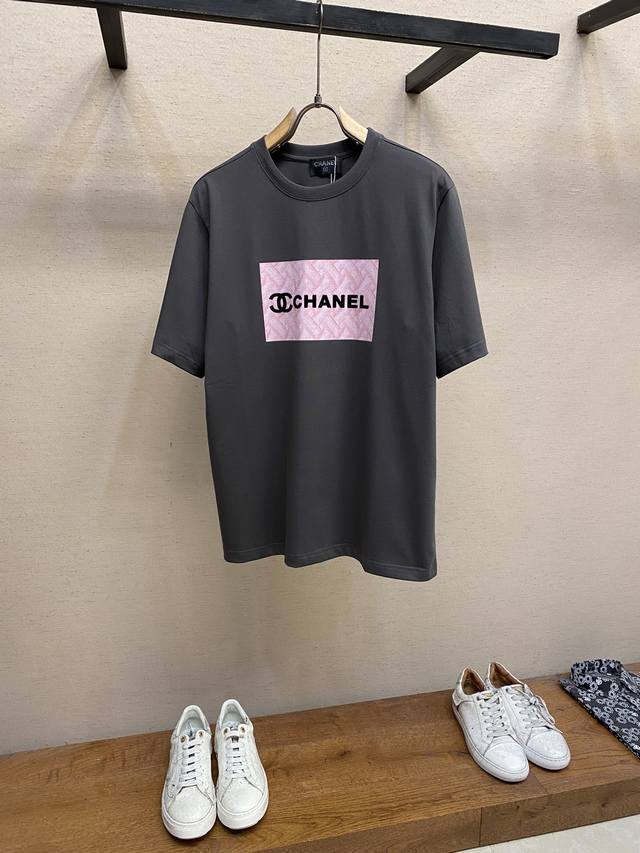 Chanel、Ch小香灰粉logo情侣款百搭短袖t恤 小香的人间新色~高级感满满 这个灰色很吸引人，水泥灰，上身巨显白 搭配胸前粉色编织logo大标图案设计 时