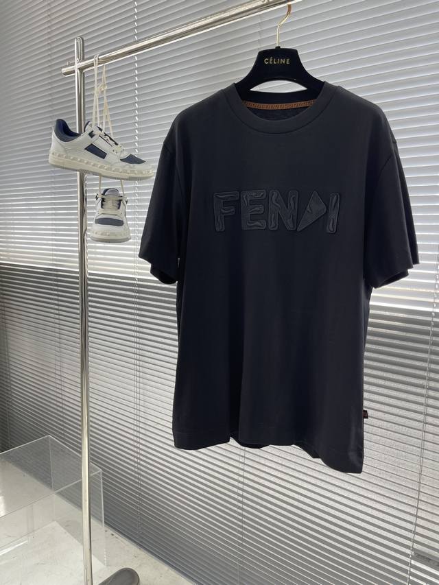 Fend 2024春夏新款短袖t恤 尺码：M-4Xl 微阔版型 面料：230克重纯棉面料 触感亲肤柔软且挺括有型 P.S：稍微宽松版型设计松弛舒适 Logo图案