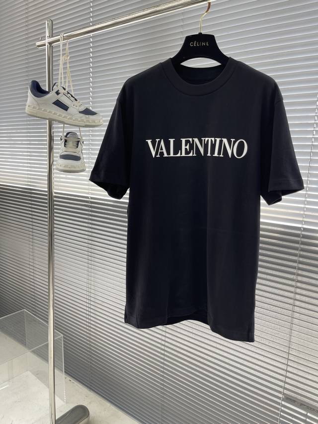 Vltn 2024春夏新款短袖t恤 尺码：M-Xxl 微阔版型 面料：275克重碳素磨毛纯棉面料 触感亲肤柔软且挺括有型 P.S：稍微宽松版型设计松弛舒适 前幅