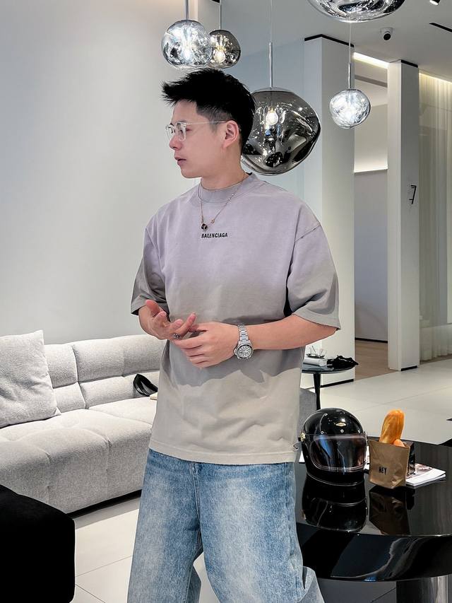 巴黎世家balenciaga 2024Ss新工艺logo纯棉质阔版圆领男士短袖t恤，新季新推系列将标识巧妙融入设计，塑就一系列充满复古风情的运动风单品。在这款百