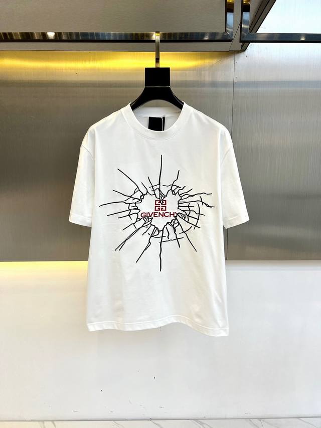 Given纪梵希、2024Ss夏季新品 男士胸前经典彩色牙刷绣logo圆领短袖t恤！奢华程度满分的字母logo元素打造，一款极具腔调感与魅力的单品！客供定织 支