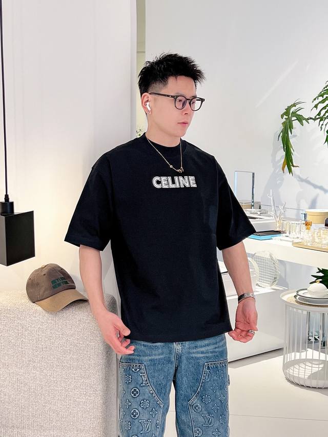 赛琳celine 2024Ss新工艺logo微阔版圆领男士短袖t恤，新季新推系列将标识巧妙融入设计，塑就一系列充满复古风情的运动风单品。在这款百搭t恤上，带着一