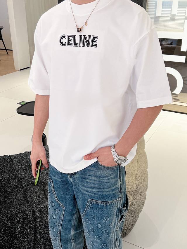 赛琳celine 2024Ss新工艺logo微阔版圆领男士短袖t恤，新季新推系列将标识巧妙融入设计，塑就一系列充满复古风情的运动风单品。在这款百搭t恤上，带着一