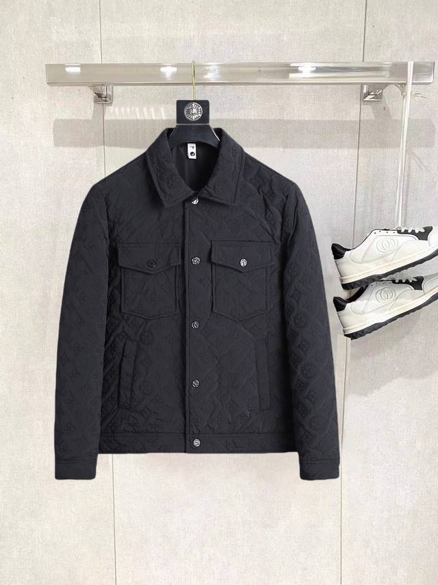 路易威登LV 2024ss冬季新款棉服加棉加厚夹克外套，秀场新品品相非常完美，舒适保暖，色泽饱满诱人，非常出彩的设计，轻松将时髦感进阶，做工极为考究严谨，走线工