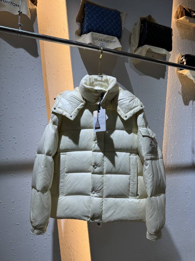 羽绒 Moncler Maya 70羽绒 标志性男女同款 Moncler Maya 70羽绒夹克具有高辨识度，专为庆贺品牌70周年而设。 Moncler May