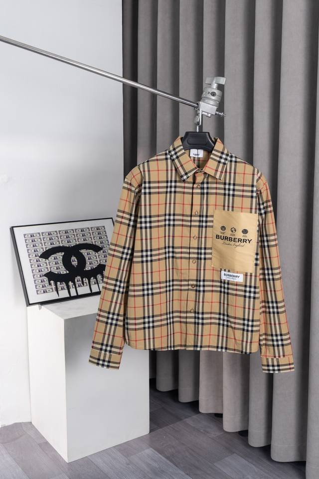 款号：HE076 BURBERRY-巴宝莉胸前贴布格子衬衫 面料采用巴宝莉原版条纹面料，定位裁剪服费时费料，胸前定制巴宝莉原版贴布标识，凸显衣服的特点，原版开发