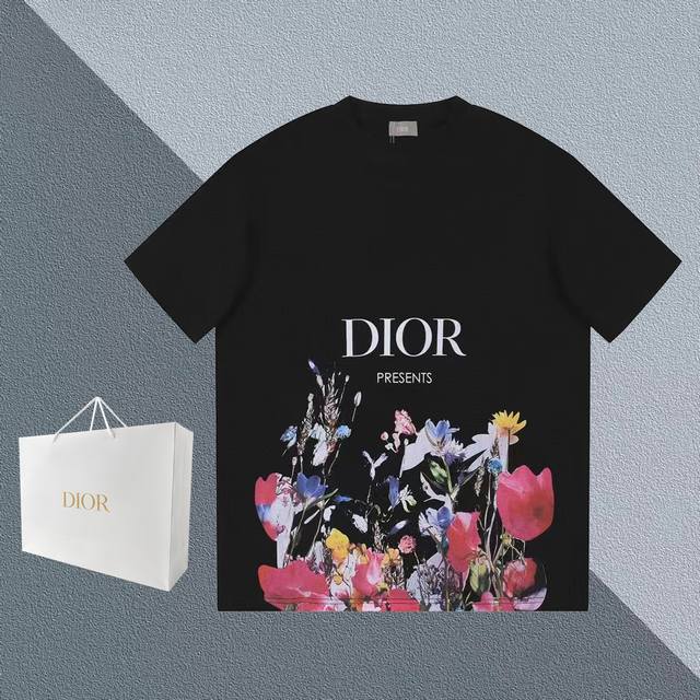 Dior，DR1947字母花卉白墨康丽直喷印花圆领短袖 发售色系：白色、黑色 原 p38,400购买，棉质平纹针织面料、花卉白墨康丽印花罗纹圆领、新款吊牌辅料