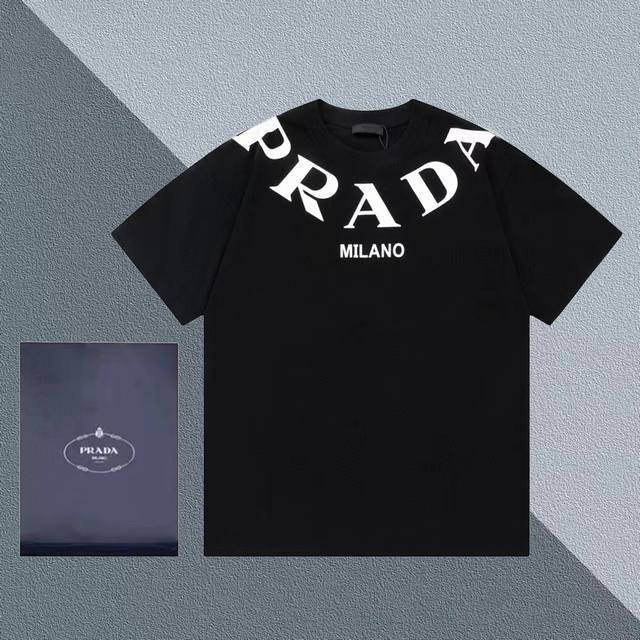 PRADA 普拉达 领部大字母 印花 升级，灵感源自八十年代复古 原版面料 官方同款 短袖T恤 定制 同缸染面料 手感非常舒服 春夏最新砖柜同步 时尚又个性 超