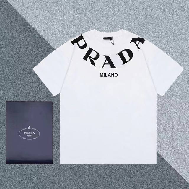 PRADA 普拉达 领部大字母 印花 升级，灵感源自八十年代复古 原版面料 官方同款 短袖T恤 定制 同缸染面料 手感非常舒服 春夏最新砖柜同步 时尚又个性 超