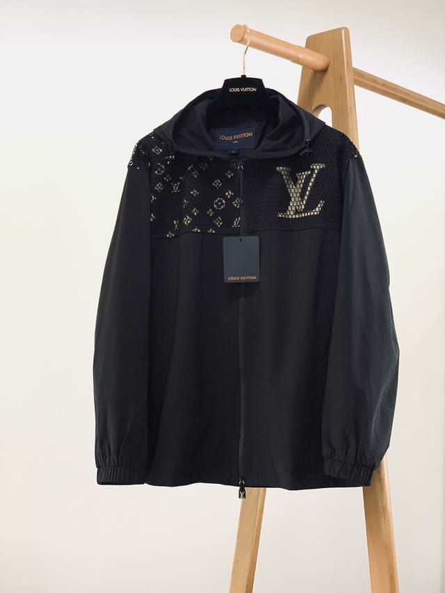 LouisVuitton 路易威登 2024FW早秋新品 贸易渠道精品,铸就最为优雅的休闲时尚气息.轻质网纹印花连帽夹克 一举两得的帅气夹克。超常规设计裁剪,兼