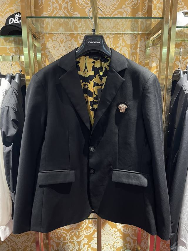 Versace 范思哲 秋季新款休闲西服 美杜莎人头logo定制西装面料，上身轻便舒适，独特裁剪工艺，简约易搭配，休闲商务必备单品！男女同款，码数：M-3xL