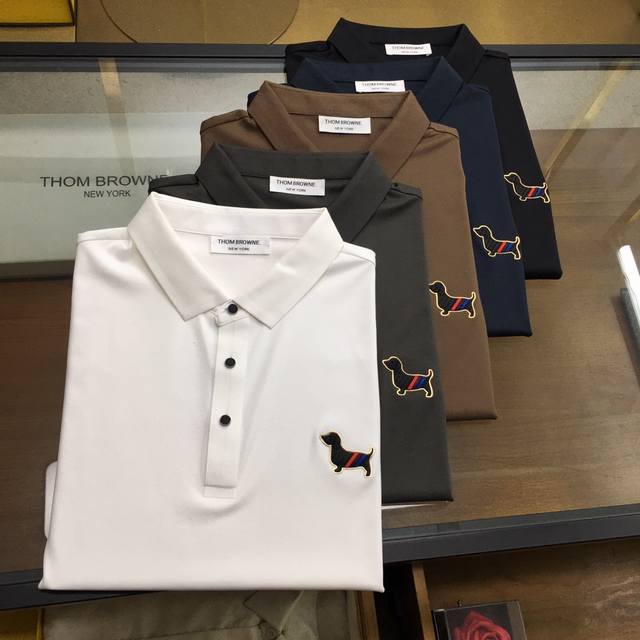 新品 TB... 高端Polo 2024SS春夏新品 Go 时尚休闲翻领T恤，甄选优质天丝凉爽面料，无痕切割工艺，胸前密针精致logo设计标识，客供订织五金辅料