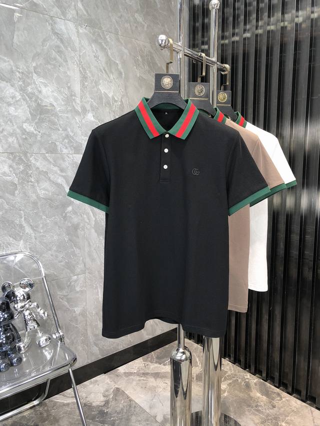 Gucci。2024ss春夏新品 翻领短袖POLO衫。 客供进口 %珠地棉面料，甄选上等长绒棉花原料，面料属性皆为上乘，网眼结构细腻自然，经过水洗后，w肌理变得