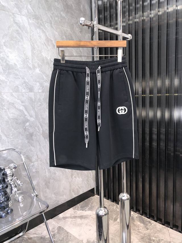 Gucci。巴黎世家。男士休闲裤 最新款上身版型无敌正！ 绝对可以闭眼收的一款 此款裤子非常百搭，w弹力腰围,日常上班 户外运动都可以穿着，3是时尚休闲与户外运