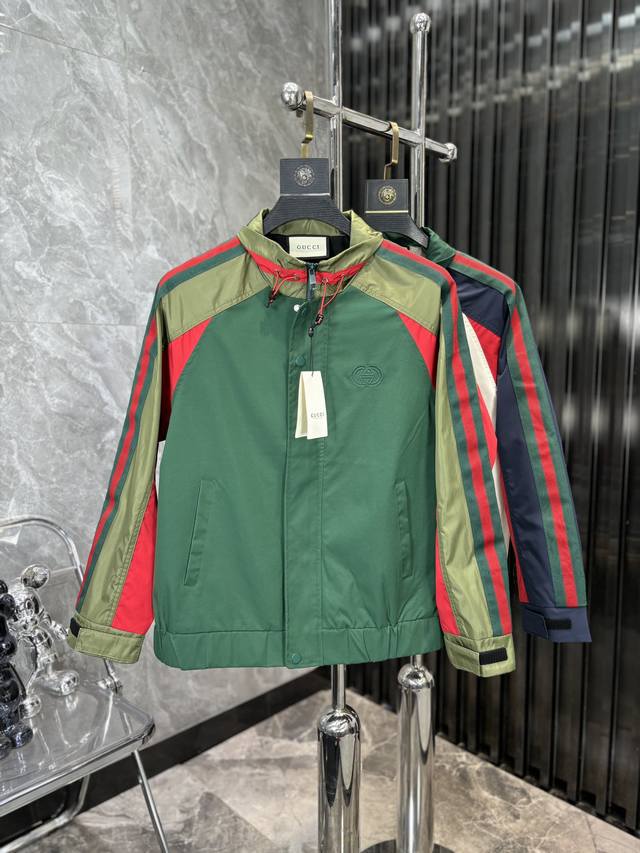 Gucci。24ss新款防晒服经典款轻薄外套，高端定制披风衣，时尚休闲防晒，穿着性极高，百搭款！定制定坊的防晒面料具有良好的弹性和透气性，手感软糯舒适，w款式简